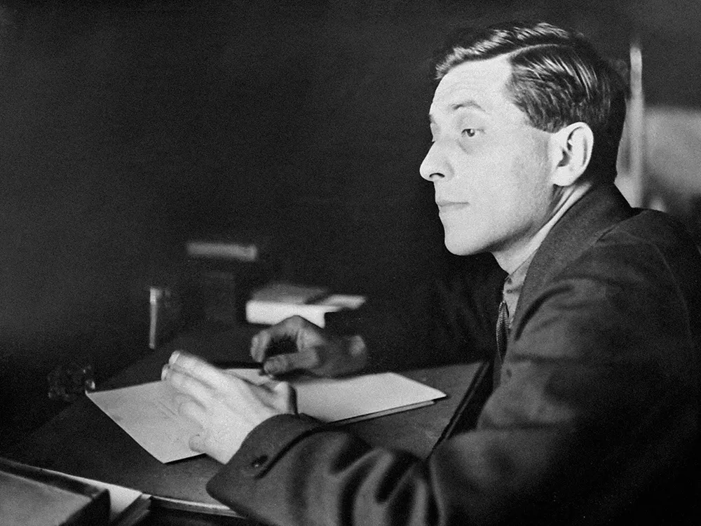 Михаил Зощенко за столом. Правообладатель: Литературный музей «ХХ век».