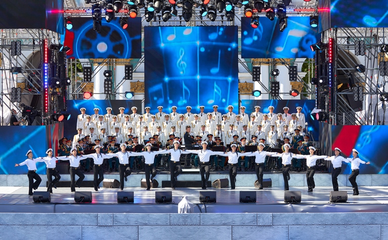 Концерт на Дворцовой площади в День Военно-морского флота. Фото: gov.spb.ru 
