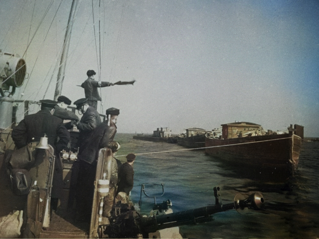 Малый охотник типа МО-4 буксирует баржи с продовольствием для Ленинграда. Предоставлено Комитетом по культуре Санкт-Петербурга. 