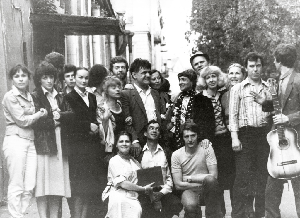 15-01_Владимир Малыщицкий с актерами труппы Молодежного театра и друзьями театра.1982г.jpg