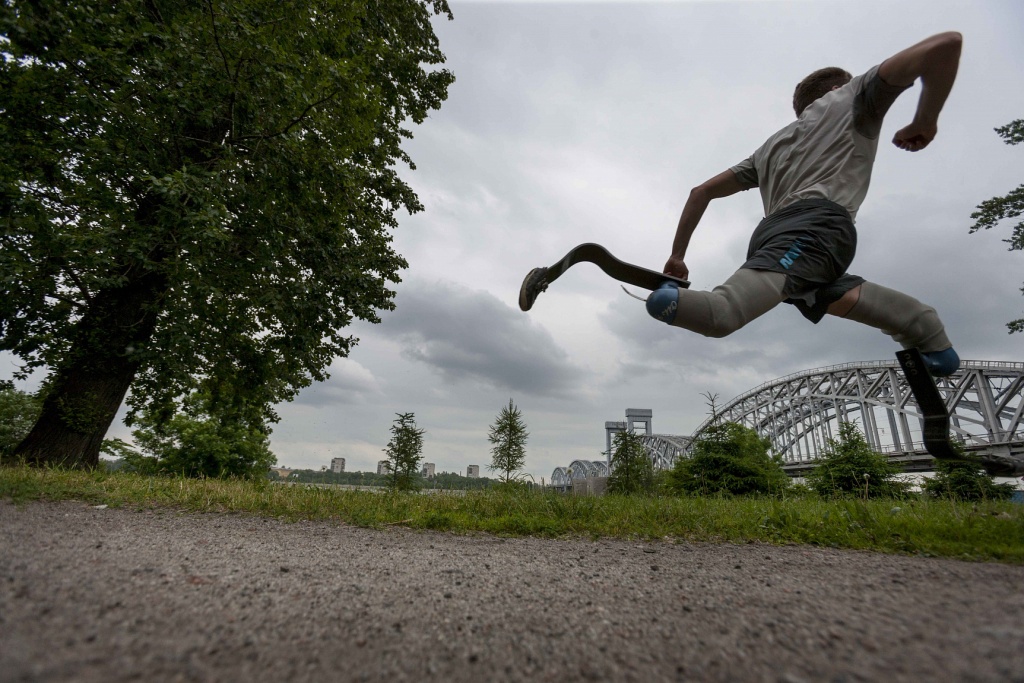 Спортсмен с протезами для ног занимается бегом. Правообладатель: фонд «Точка опоры», fondopora.ru.