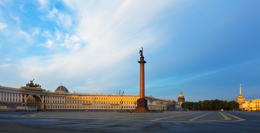 На фото: Дворцовая площадь. Фото: ru.freepik.com view-of-st-petersburg-the-alexander-column.jpg