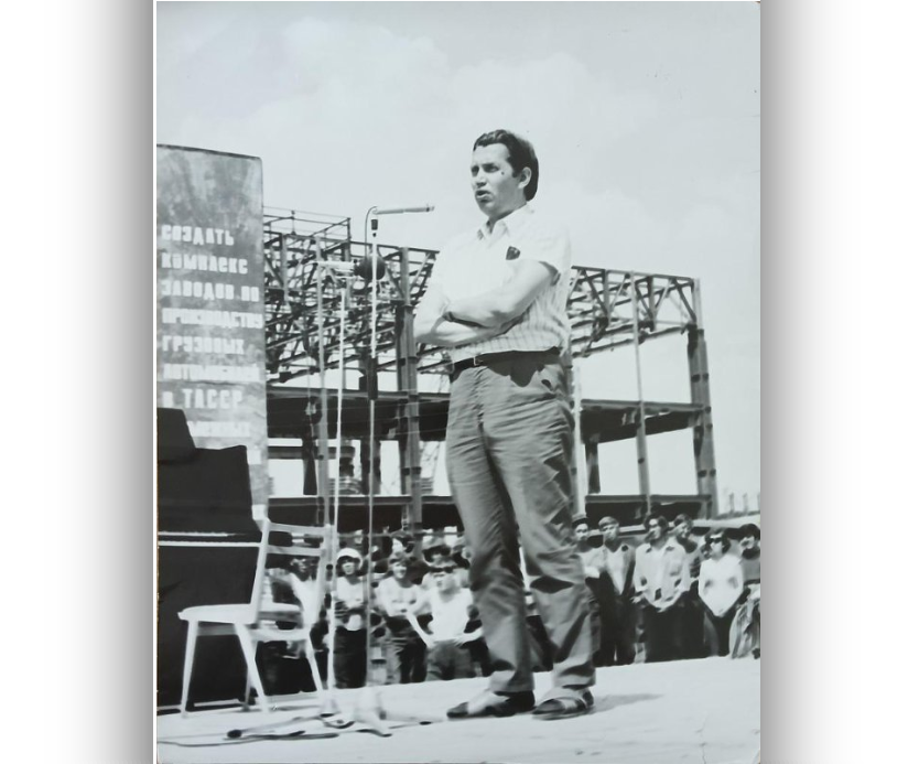 Роберт Рождественский выступает на фоне корпуса будущего завода. Правообладатель: Историко-краеведческий музей г. Набережные Челны.