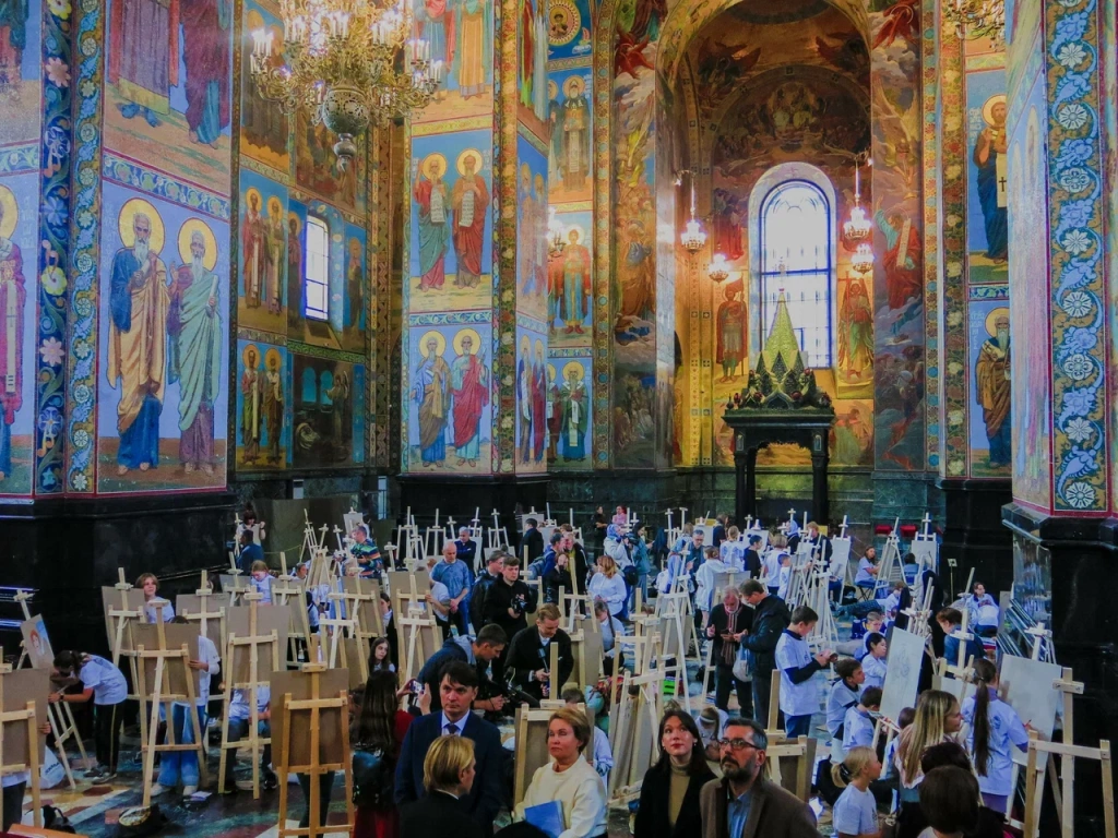 В Спасе на Крови творили одновременно около 100 детей. Фото: Ирина Иванова. 