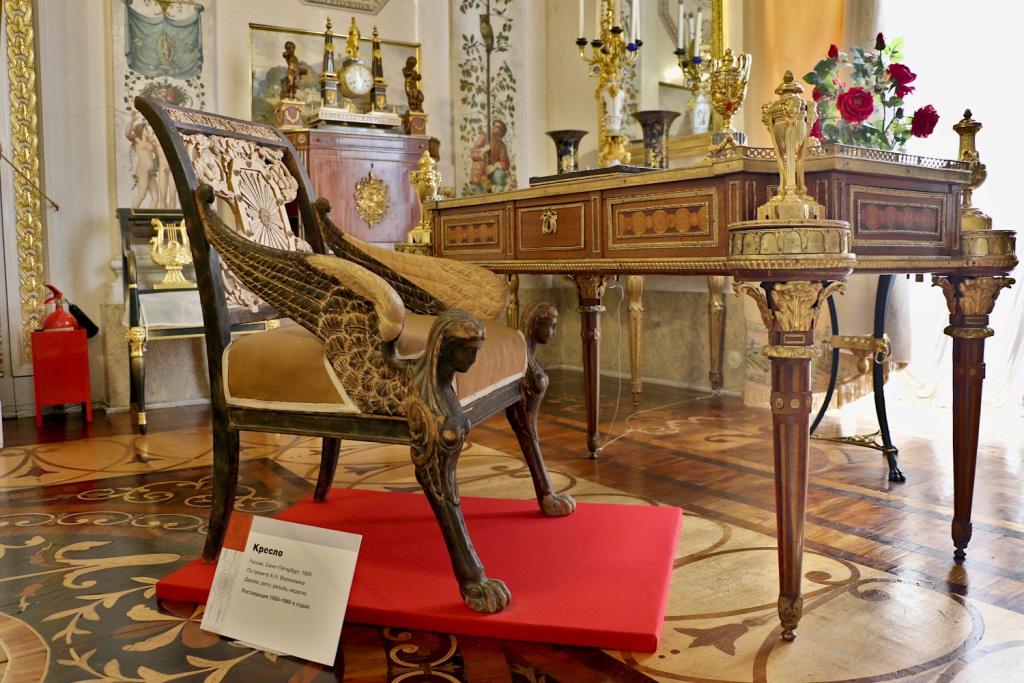 Кресло с воссозданным, но незолоченым декором в Будуаре Марии Федоровны.