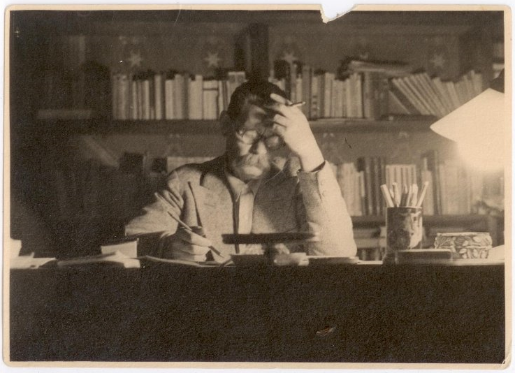 Максим Горький за письменным столом (1931). Правообладатель: Государственный ордена Почета музей А.М. Горького, goskatalog.ru.