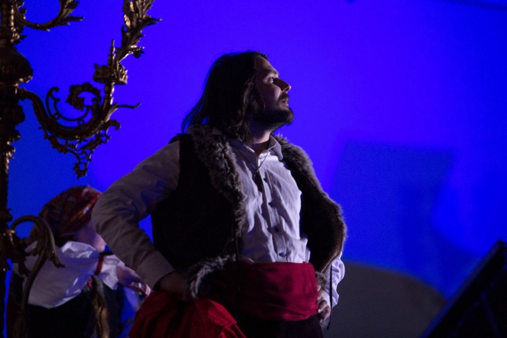 А. Кашпурин в спектакле «Черевички». Фото Е. Боргардт Черевички_А.Кашпурин фото_Евгении_Боргардт.e0fa676ba901c03e501f14c3844adb19.jpg