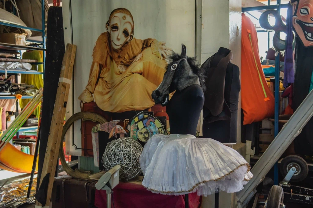 Театр может похвастаться необычным реквизитом. Фото: Ирина Иванова. 