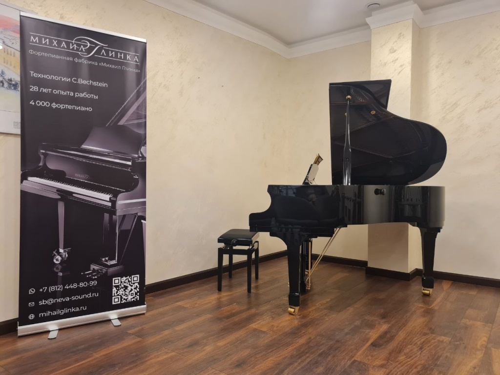 Рояль фабрики «Михаил Глинка». Правообладатель фото: Ресурсный методический центр развития образования в сфере культуры и искусства Санкт-Петербургского государственного бюджетного учреждения дополнительного профессионального образования «Институт культурных программ». 