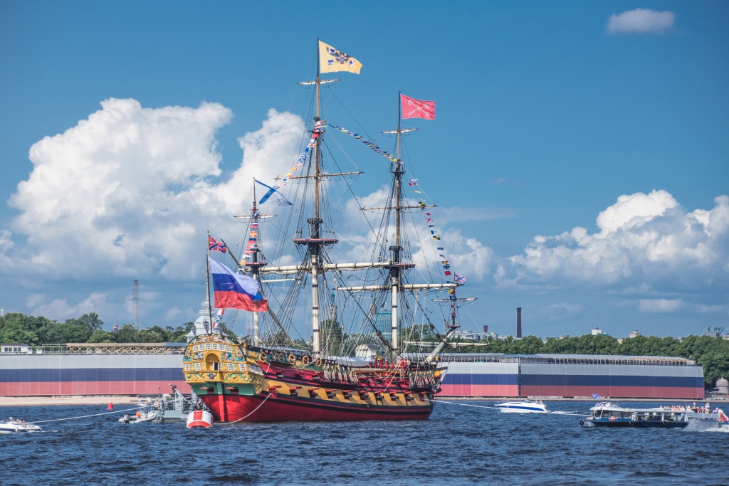 Корабль «Полтава» — это первый линейный корабль Балтийского флота. В его проектировании и строительстве принимал личное участие Пётр I. Корабль «Полтава» был построен на Адмиралтейских верфях и спущен на воду в июне 1712 года. Свое название он получил в честь победы русской армии в Полтавской битве. Фото: Ирина Иванова. Корабль «Полтава» — это первый линейный корабль Балтийского флота. В его проектировании и строительстве принимал личное участие Пётр I. Корабль «Полтава» был построен на Адмиралтейских верфях и спущен на воду в июне 1712 года. Свое название он получил в честь победы русской армии в Полтавской битве. Фото: Ирина Иванова.