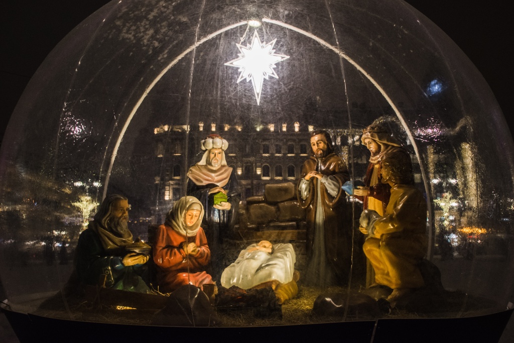 Рождественский вертеп у Казанского собора. Сердце на канале Грибоедова. (Новый год 2023/4). Фото: Ирина Иванова.
