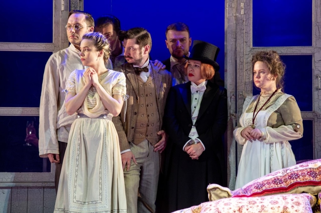 Елена занята во многих театральных работах. Фото: vk.com/valushkina_official.