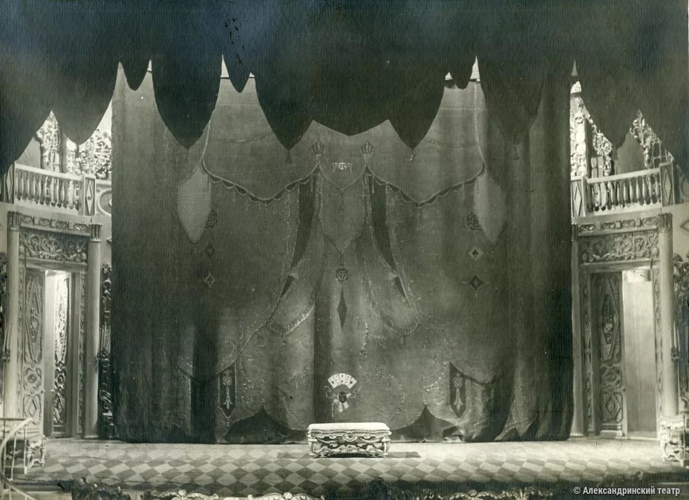 Основной антрактный занавес в спектакле. Фото: Александринский театр, alexandrinsky.ru. 