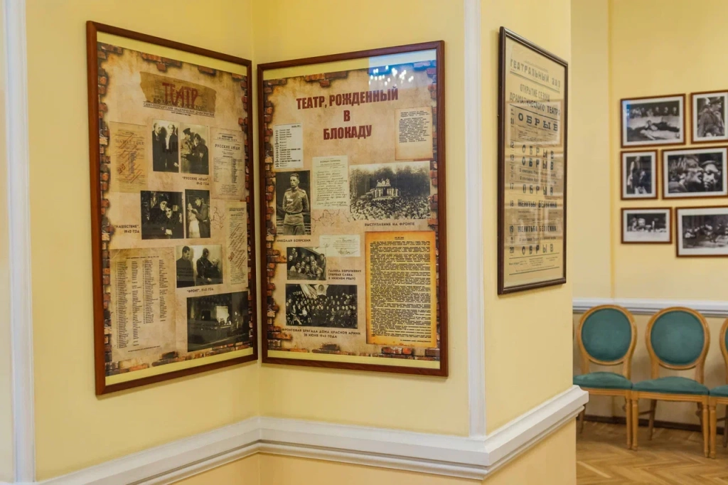 Выставка в холле театра. Фото: Ирина Иванова. 