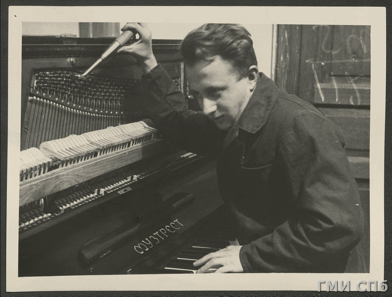 Окончательная настройка готового пианино на фабрике «Красный Октябрь» (1932 г.) Правообладатель: Государственный музей истории Санкт-Петербурга.