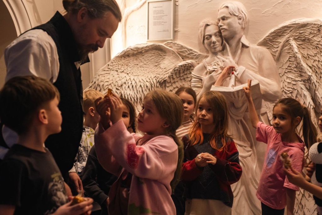 Правообладатель: «Дом Ангелов» на Петроградской стороне. Правообладатель: «Дом Ангелов» на Петроградской стороне.