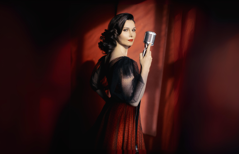 Александра Урсуляк в моноспектакле «Хорошие песни». Фото предоставлено пресс-службой Театра-фестиваля «Балтийский дом». Правообладатель: Театр-фестиваль «Балтийский дом».