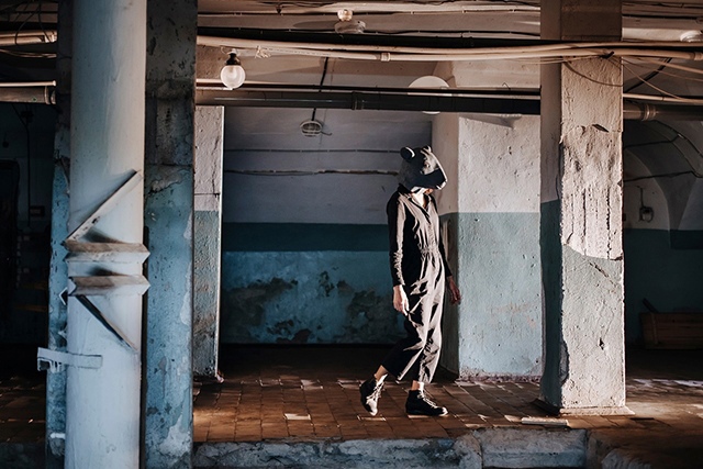 В спектакле участвуют артисты в масках крыс. Фото: Тая Овод. Сцена из спектакля "Крысолов".