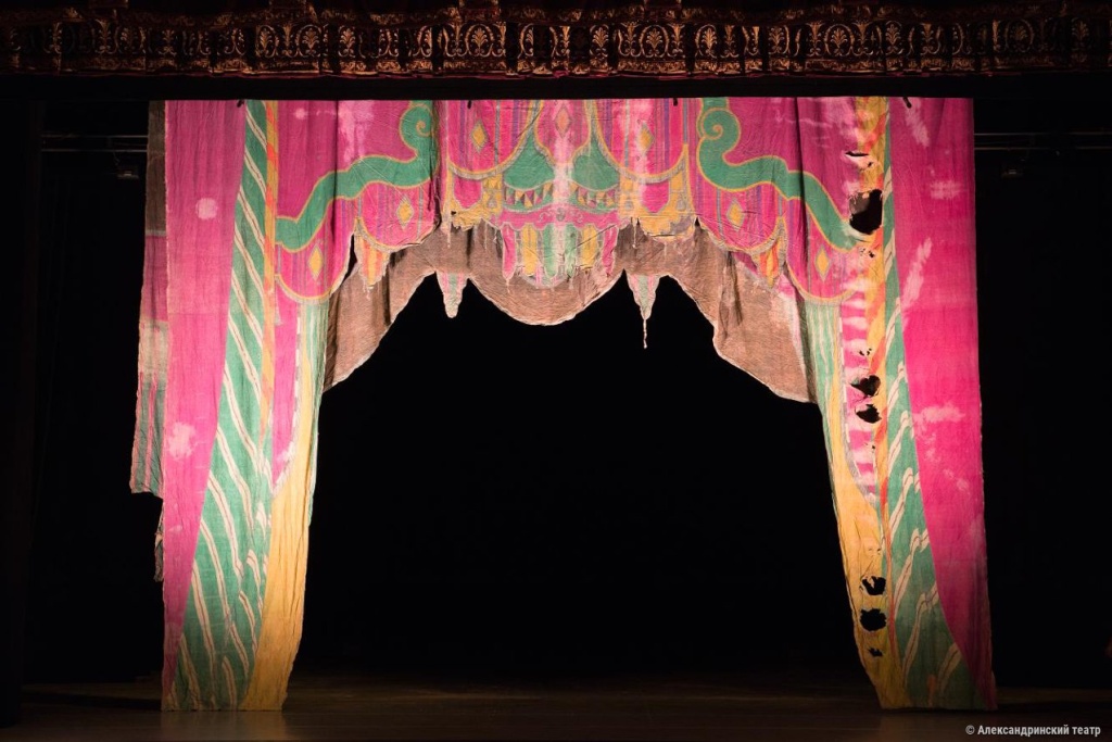 Декорации 2-й картины «Маскарад». Фото: Фото Е.Ю. Кравцова / Александринский театр, alexandrinsky.ru.