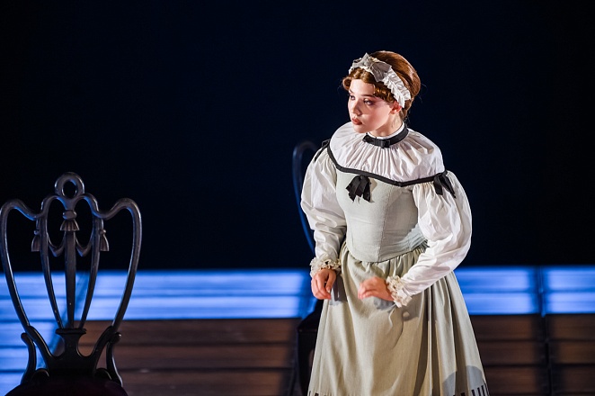 Анастасия Гребенчук в роли служанки Нины. Фото: Александринский театр, alexandrinsky.ru.