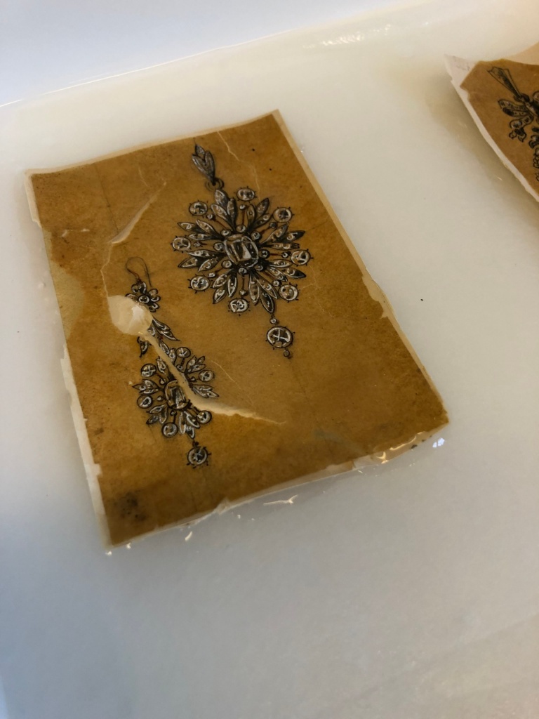 Однако состояние рисунков требовало вмешательства реставраторов. 