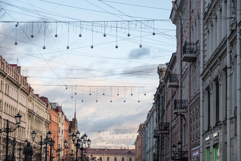 И маленькие шарики - над улицами Санкт-Петербурга... Фото: Ирина Иванова. Правообладатель: Институт культурных программ. Новый год 2024 Иванова-2509.jpg
