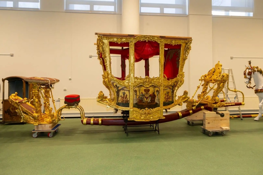 Вызолоченный кузов, украшенный сверху короной, весь покрыт роскошным декором.