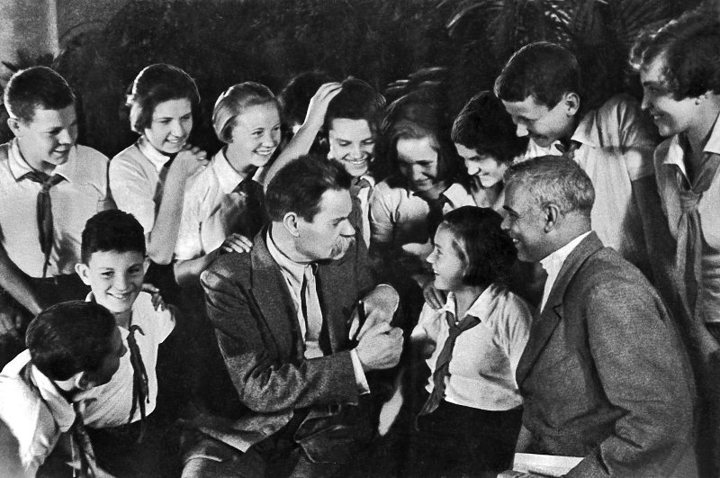 Писатель Алексей Максимович Горький среди пионеров (1930-е). Правообладатель: Мультимедийный комплекс актуальных искусств, goskatalog.ru 