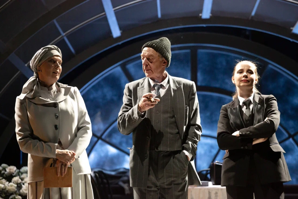 Все, кроме Матери, мечтать из дома, получив наследство. Фото: Юлия Кудряшова.