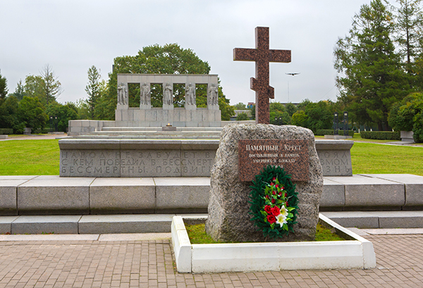 Монумент памяти ленинградцев, погибших в годы блокоды Ленинграда. Памятный крест. Правообладатель: Серафимсоке кладбище, serafimovskoe-spb.ru.