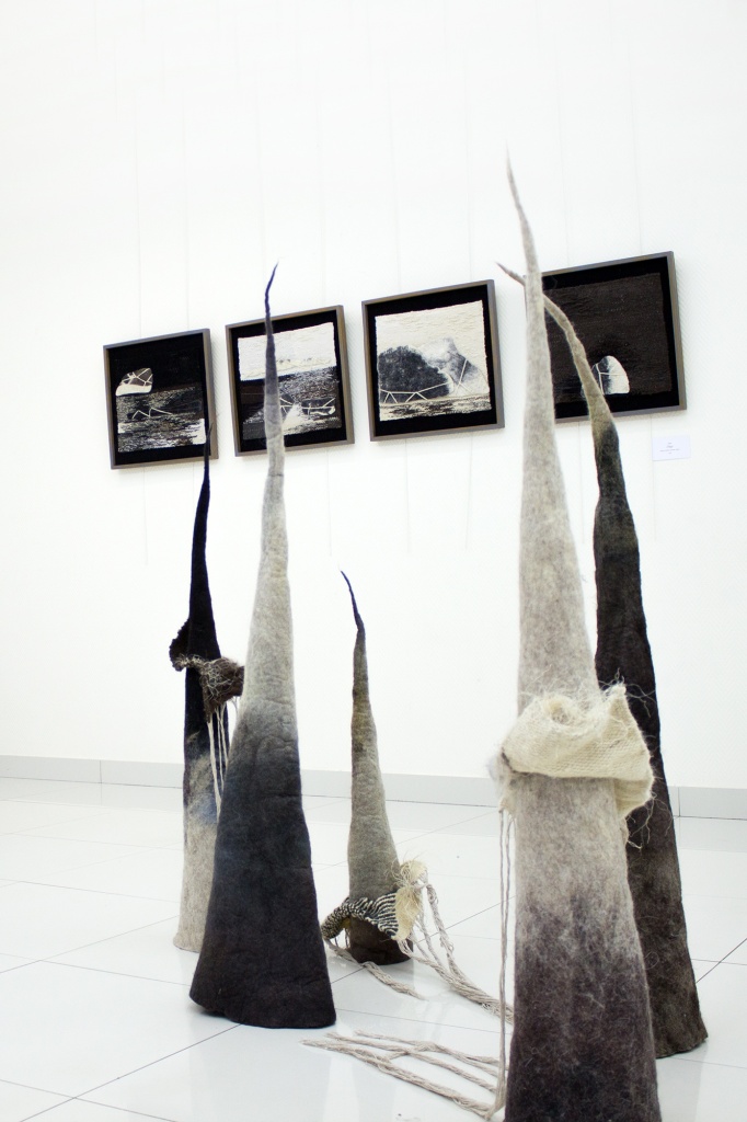 Зоя Ленденская-Большакова «Острова в облаках», инсталляция, войлок, ручное ткачество