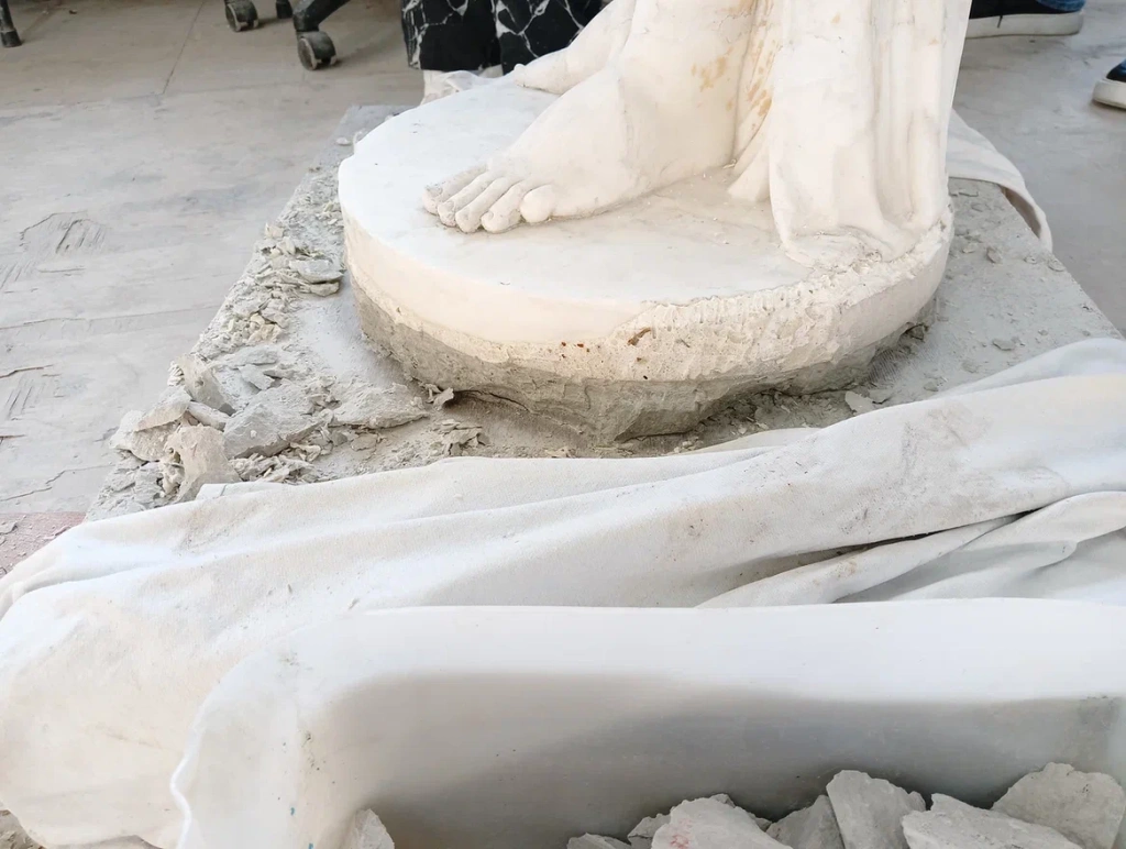 Флора в процессе реставрации.