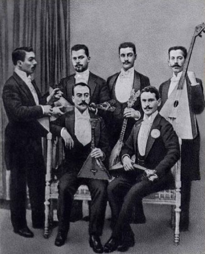 Кружок любителей игры на балалайках во Франции в 1892 году. Источник: Оркестр имени В. В. Андреева: [Альбом : К 100-летию основания оркестра. составители: А.П. Коннов, Г.Н. Преображенский].