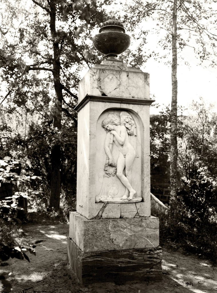 Памятник великой княжне Елене Павловне.