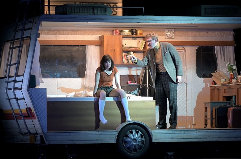 Сцена из оперы Родиона Щедрина «Лолита». Фото: Валентин Барановский Источник: vk.com/@mariinskytheatre-lolita-vozvraschenie-opery-o-razrushennom-detstve. Правообладатель: Мариинский театр.