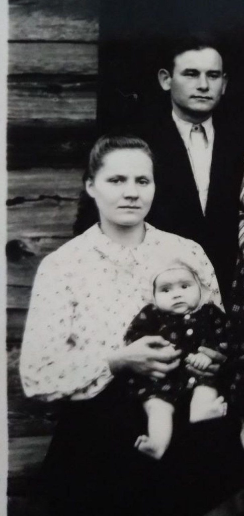 Мама: Степанида Пантелеевна Никитич (Кондращук), папа: Николай Емельянович Никитич. Ребенок — Светлана. (1958 г.). Из личного архива Светланы Профит. Мама: Степанида Пантелеевна Никитич (Кондращук), папа: Николай Емельянович Никитич. Ребенок — Светлана. (1958 г.). Из личного архива Светланы Профит.