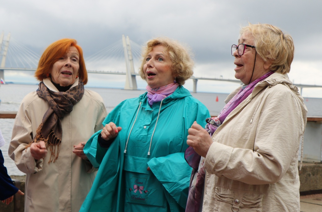 Где только не выступали участницы проекта «Поём вместе в любом месте». Правообладатель фото: пресс-служба фонда «Добрый город Петербург».