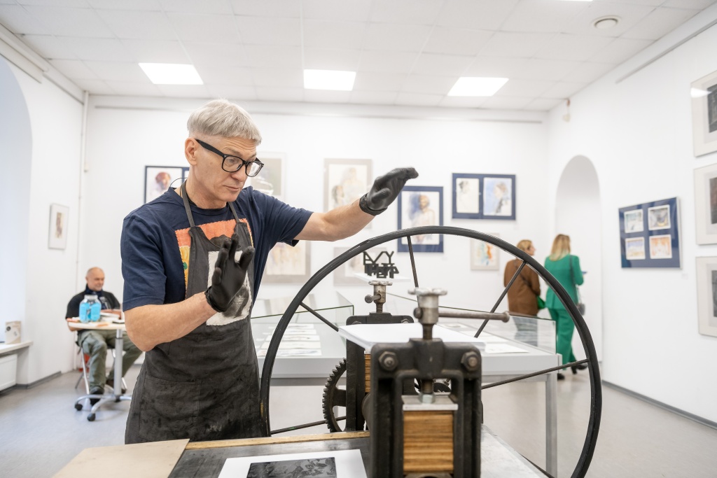 На форуме гостям предлагалось много активностей, например, можно было самим сделать оттиск на печатном станке. Фото предоставлено организаторами. На форуме гостям предлагалось много активностей, например, самим сделать оттиск на печатном станке. Фото предоставлено организаторами.