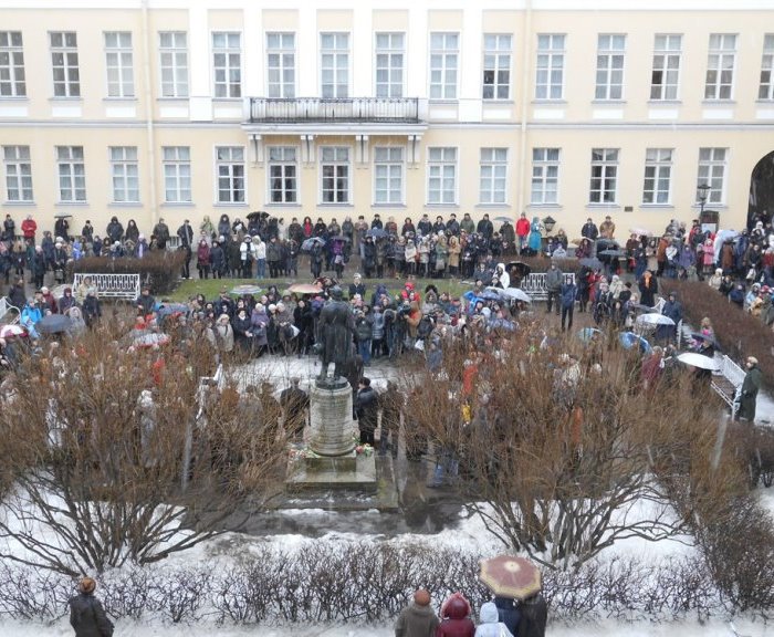 День памяти А.С. Пушкина. Торжественное собрание во дворе дома на набережной реки Мойки, 12. Источник: museumpushkin.ru. Правообладатель: museumpushkin.ru.