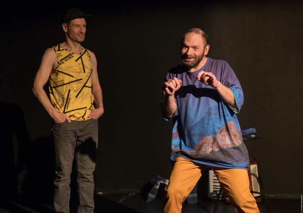 Сцена из спектакля «Возможность тождества» (реж. А. Афонин). Исполнители: Т. Бурнашев, С. Большаков. Фото: Леонид Селеменев. Фото предоставлено пресс-службой Интегрированного театра-студии «Круг II».