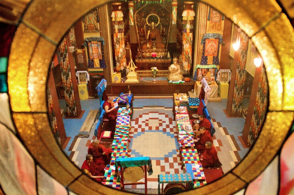 Священнослужители в буддийском храме. Правообладатель: ВК группа «Дацан Гунзэчойнэй ཀུན་བརྩེ་ཆོས་གནས་གྲྭ་ཚང», vk.com/dazanspb.