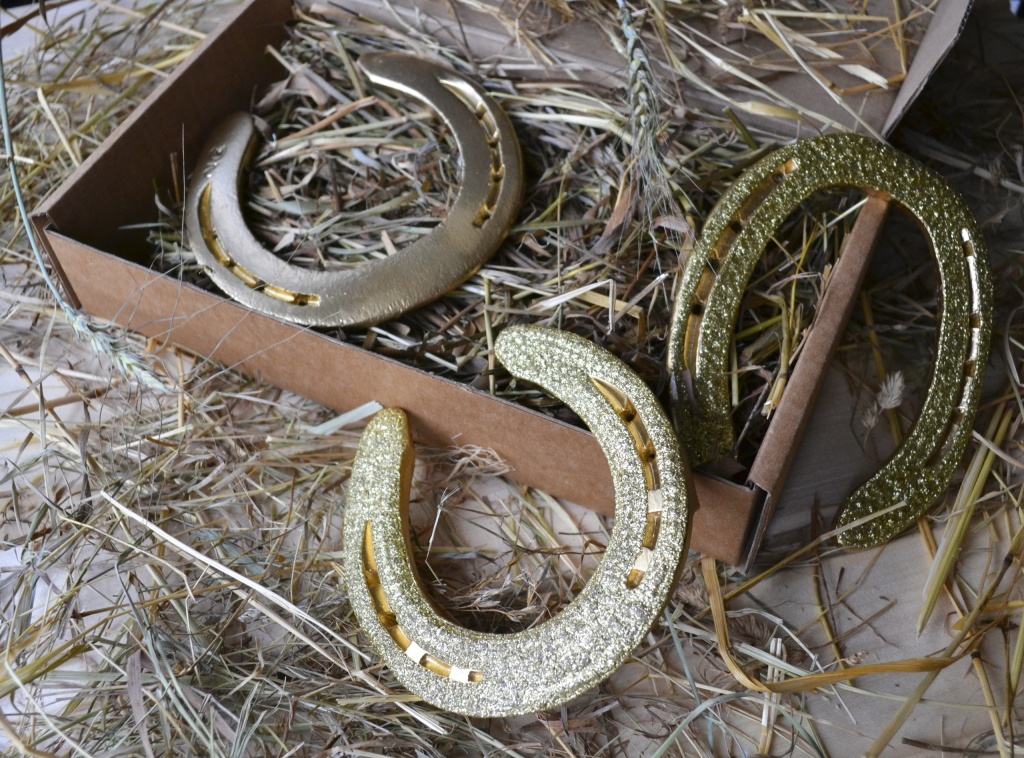 Подковы с росписью художницы. Из личного архива Юлии Бойши.