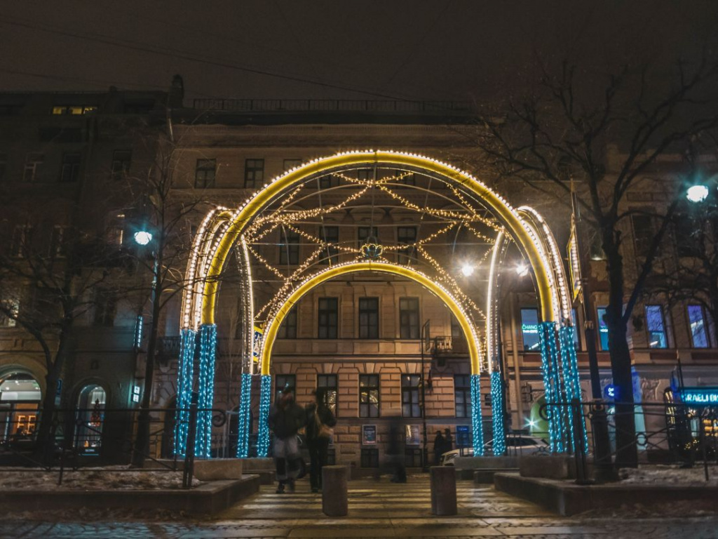 Световая инсталляция на Большой Конюшенной. Неподалеку от арки вход во дворы Капеллы. Фото: Ирина Иванова