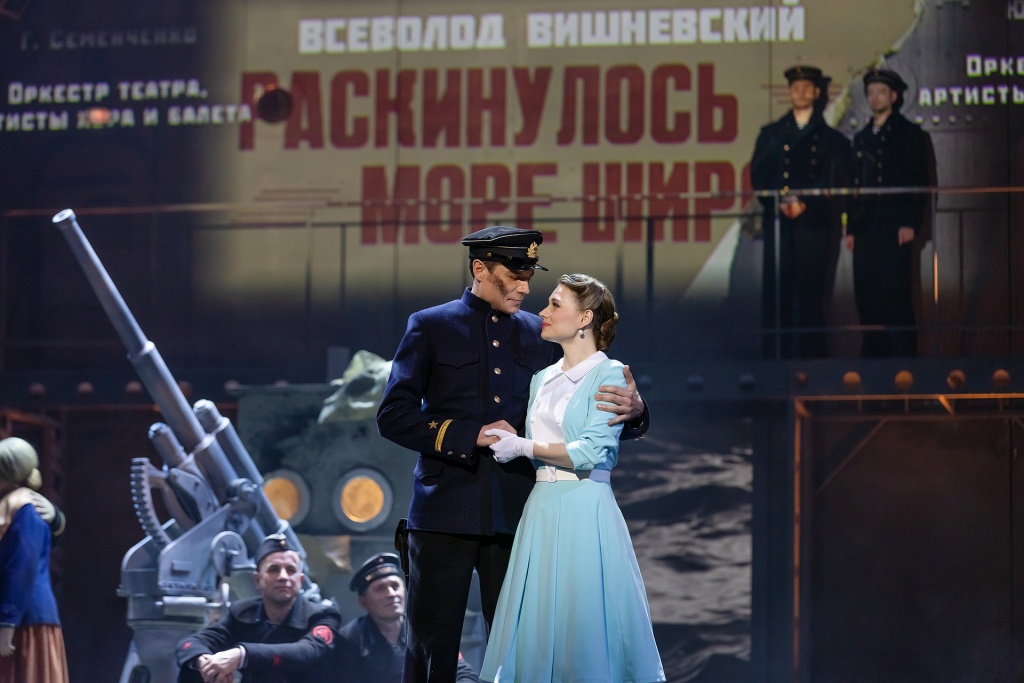 Сцена из спектакля «Раскинулось море широко». Правообладатель: Мария Ковалёва / Театр музыкальной комедии. Сцена из спектакля «Раскинулось море широко». Правообладатель: Мария Ковалева / Театр музыкальной комедии.