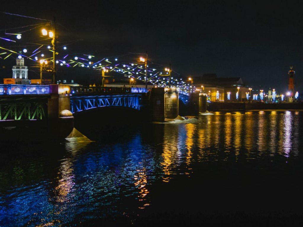 Дворцовый мост в новогоднем убранстве. Фото: Ирина Иванова