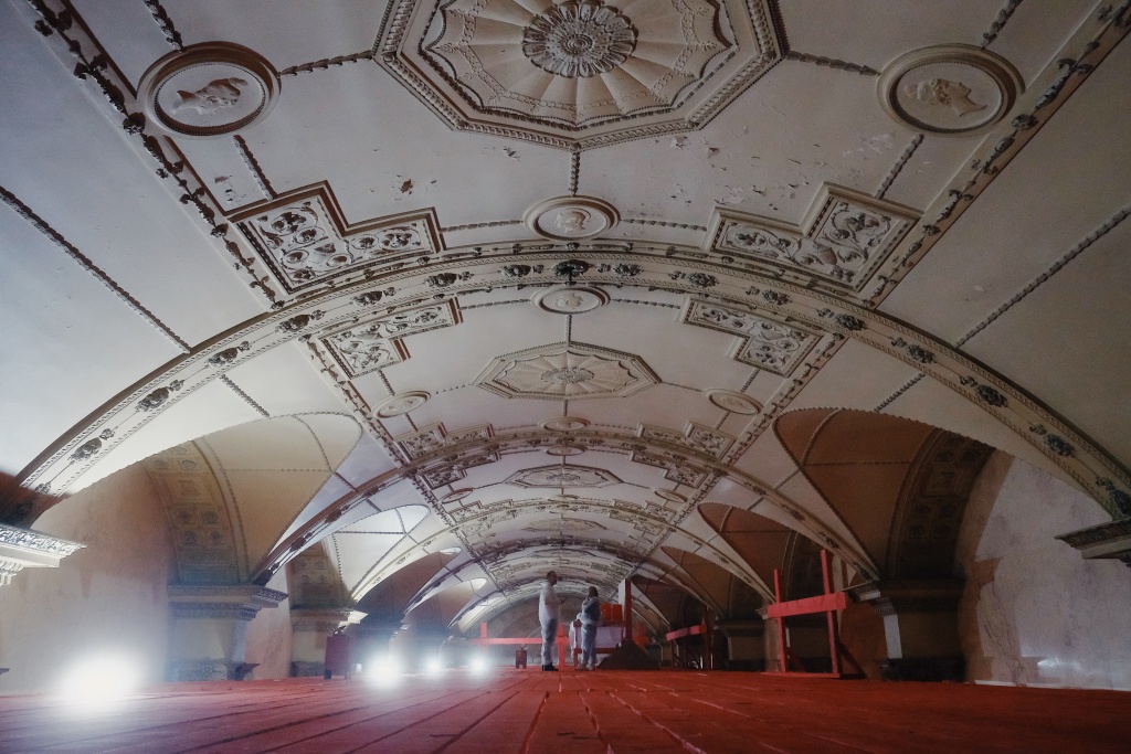 Расчистка исторических интерьеров продолжится до конца года. 