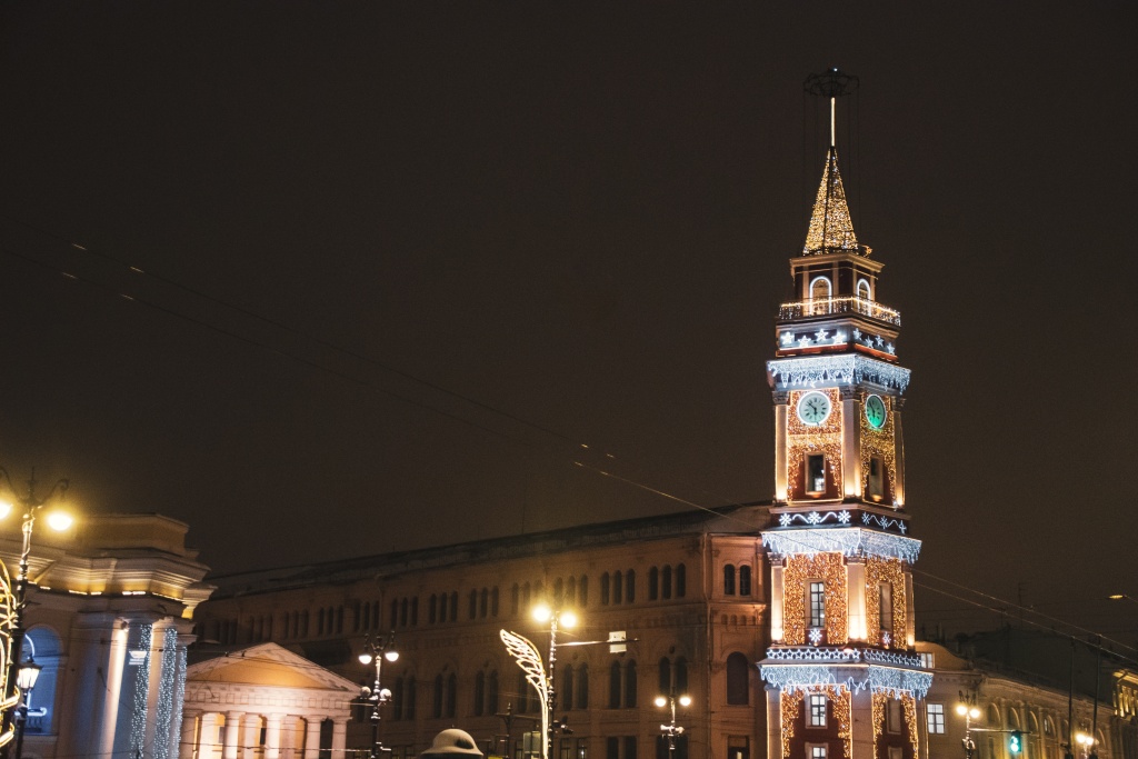 Думская башня установила новогоднюю ёлку на высоте 44 метра