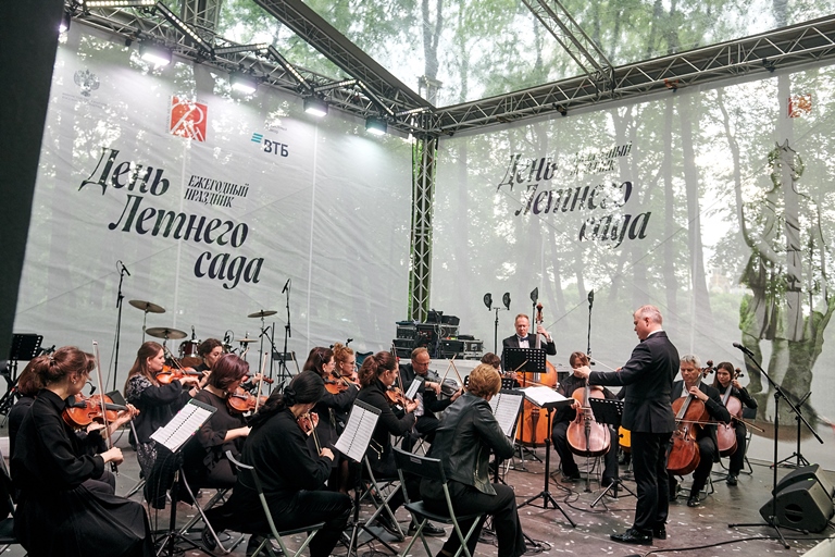 Праздник «День Летнего сада». Фото предоставлено пресс-службой Русского музея. Автор: Сергей Немцов. Правообладатель: Русский музей. Праздник «День Летнего сада». Фото предоставлено пресс-службой Русского музея. Автор: Сергей Немцов. Правообладатель: Русский музей.