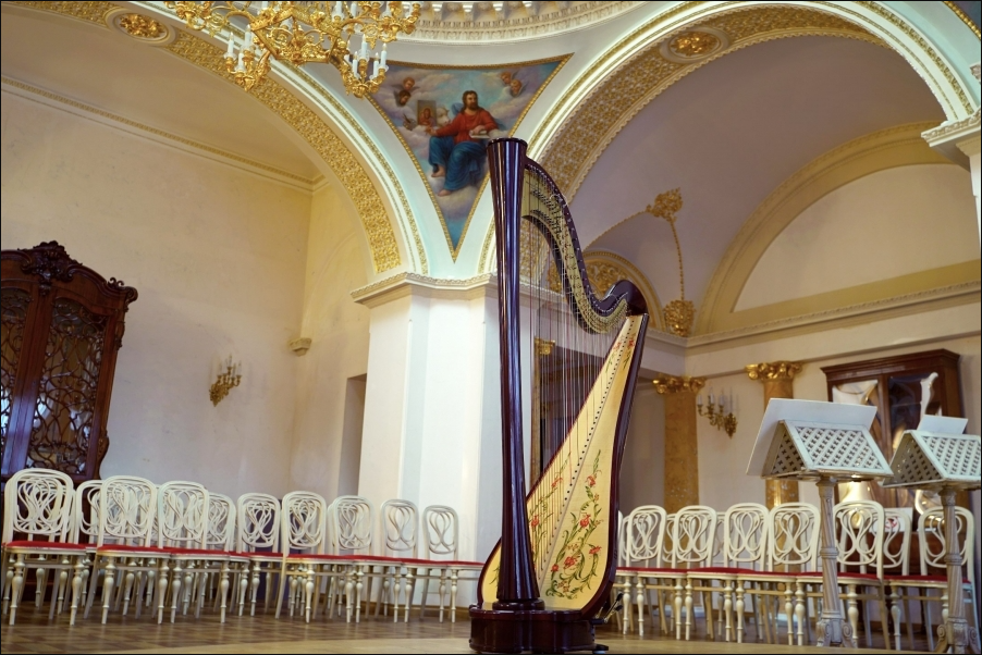 Арфа в церкви. Фото: пресс-служба Шереметевского дворца — Музея музыки.