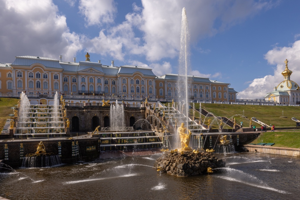 Водоподводящая система, питающая фонтаны Петергофа на протяжении 300 лет она работает без единого насоса, за счет естественного перепада высот, не имея аналогов в мире. 